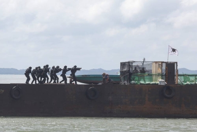 Anggota Maritim Malaysia melakukan demonstrasi penyelamatan sempena Sambutan Ulang Tahun Maritim Malaysia ke-18 pada Sabtu. - Foto Bernama
-- fotoBERNAMA (2023) HAK CIPTA TERPELIHARA