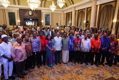 Anwar (tujuh dari kiri) bergambar bersama para tetamu pada Majlis Minum Petang Perdana Menteri bersama semua Jawatankuasa Kuil-Kuil di Seluruh Negara di Kompleks Seri Perdana pada Sabtu. - Foto Bernama