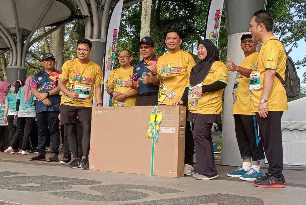 Lukanisman (empat kanan) turut menyampaikan hadiah cabutan bertuah kepada pemenang sempena program Fun Run IMR