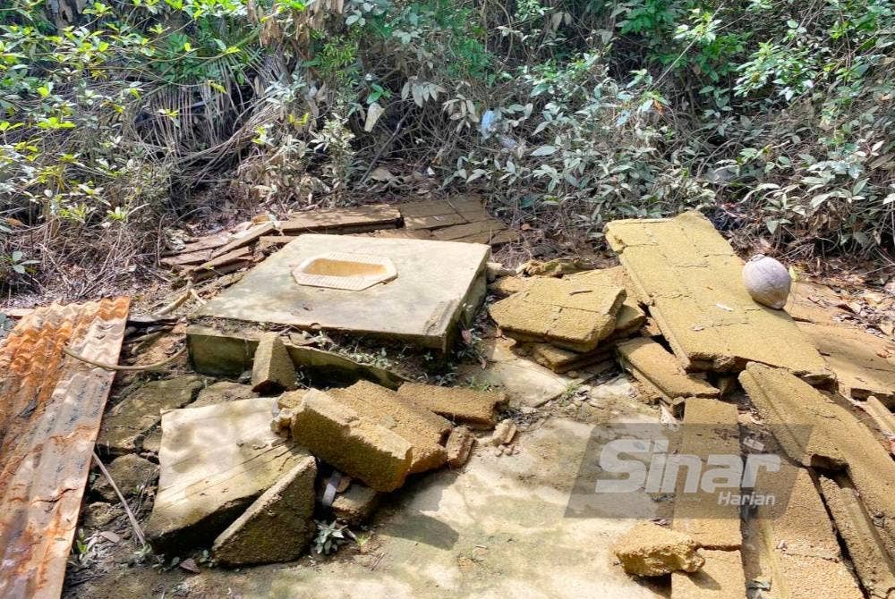 Tandas Mek Yam roboh disebabkan beberapa kali berdepan banjir luar biasa.