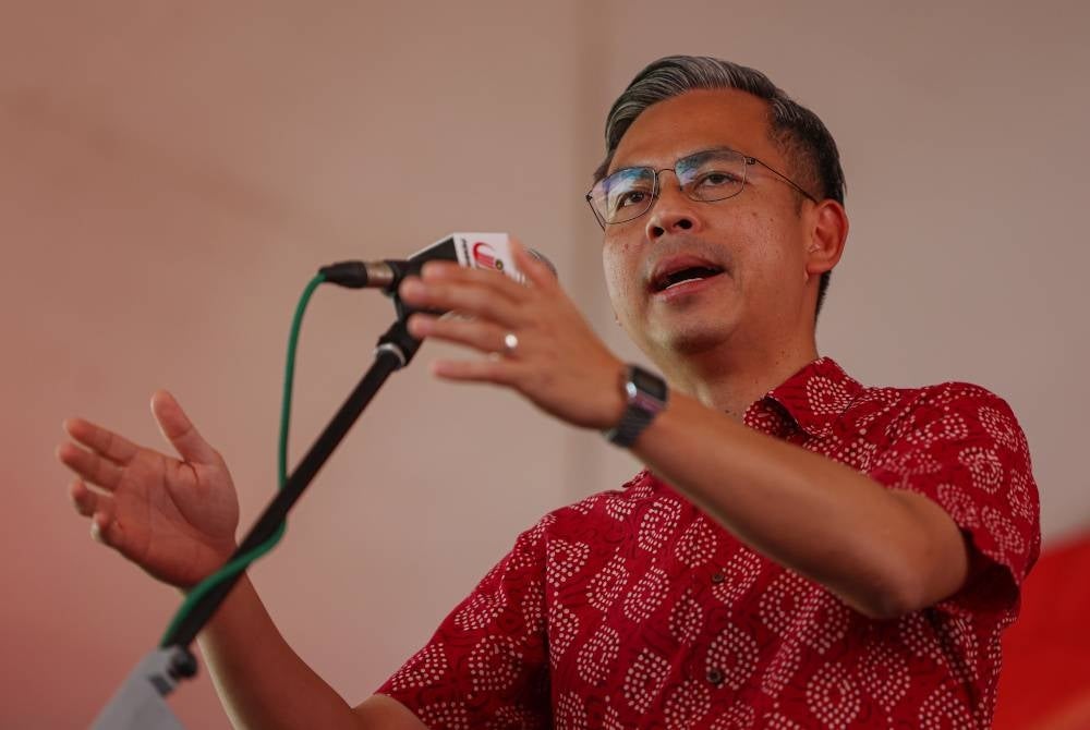 Fahmi menyampaikan ucapan pada Majlis Rumah Terbuka Tahun Baharu Cina Parlimen Lembah Pantai di Taman Sri Sentosa hari ini. - Foto Bernama