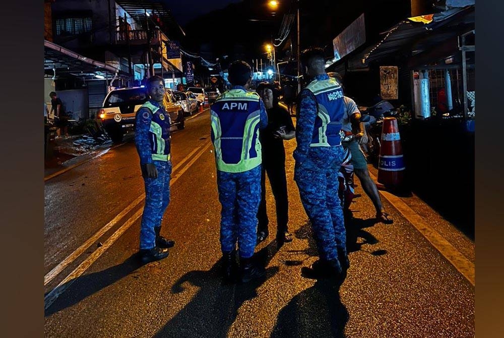 Anggota APM memantau kejadian banjir kilat yang melanda kawasan Bukit Tinggi dan Janda Baik pada Ahad.