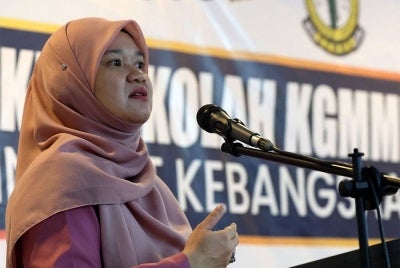 Fadhlina Sidek menyampaikan ucapan pada Majlis Perasmian Seminar Wakil Sekolah KGMMB peringkat Kebangsaan 2023 malam Sabtu. - Foto: Bernama
--fotoBERNAMA (2023) HAK CIPTA TERPELIHARA