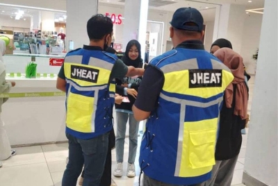 Pegawai penguatkuasa syariah mengedarkan risalah kempen 'Say No To Valentine Day' kepada orang ramai. Foto: JHEAT
