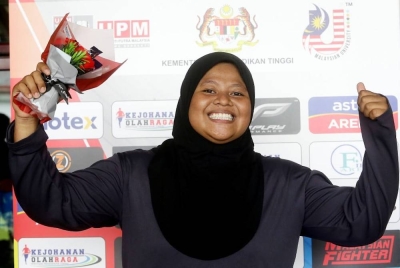 Nani Sahirah melakukan lontaran sejauh 13.27m dalam Kejohanan Olahraga Tertutup Kebangsaan di Bukit Jalil, Kuala Lumpur pada Ahad. - Foto Agensi