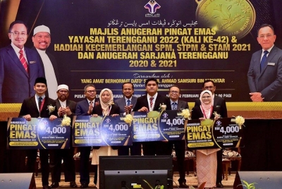 Ahmad Samsuri (tengah) pada Majlis Anugerah Pingat Emas Yayasan Terengganu Tahun 2022 & Hadiah Kecemerlangan SPM, STPM & STAM 2021 dan Anugerah Sarjana Terengganu 2020 & 2021 di Taman Tamadun Islam pada Ahad.