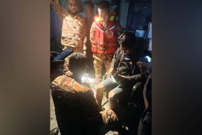 Mangsa dibawa naik selepas berjaya berpaut pada tebing di Sungai Pisang.