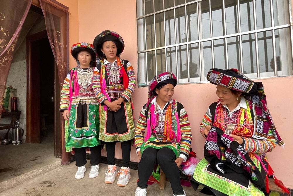 Teh panas dan senyuman mesra oleh 14 wanita lengkap berpakaian etnik Yao menyambut ketibaan rombongan peserta CAPCC 2022 yang tiba di Kampung Huanggualu, Malipo, daerah Tianbao di wilayah Yunnan. - Foto Bernama