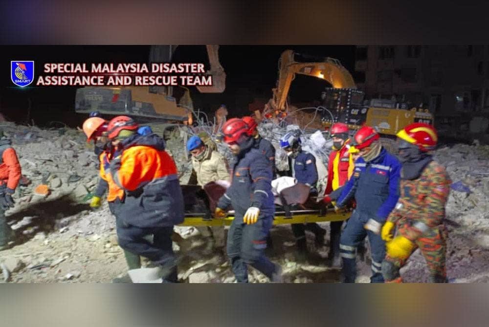 Pasukan SMART mengeluarkan mayat yang dijumpai di Nurdagi, Turkiye.