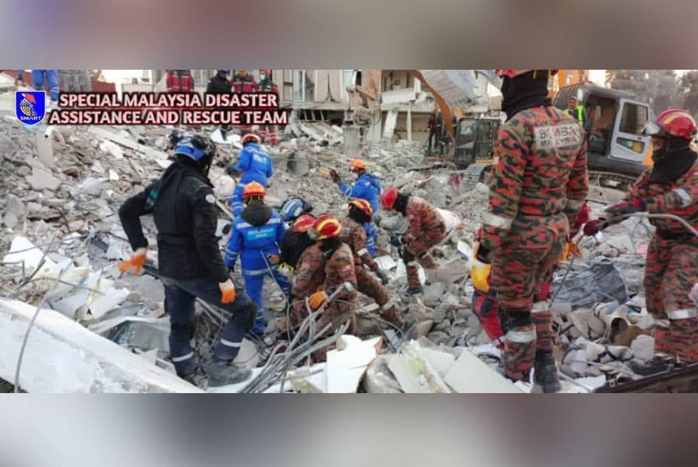 Operasi mencari dan menyelamat yang dilakukan pasukan SMART di Nurdagi, Turkiye.