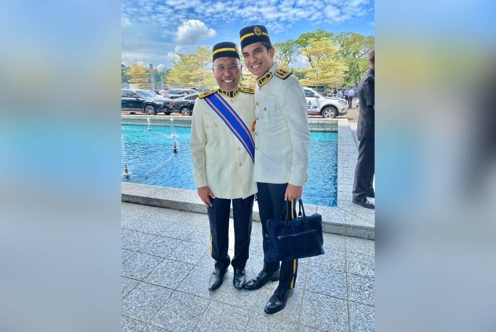 Idris bersama Syed Saddiq selepas istiadat pembukaan Mesyuarat Pertama Penggal Kedua Parlimen Ke-15 pada Isnin. - Foto FB Idris