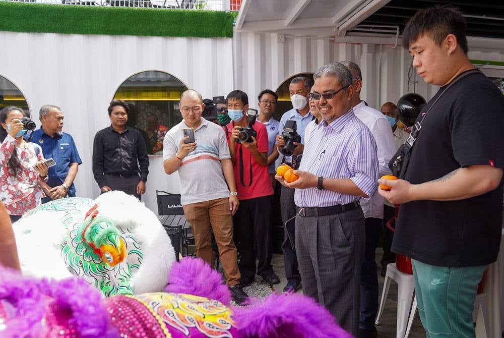 Rumaizi (dua dari kanan) merasmikan pembukaan Kafe Lalaland dekat Ipoh pada Isnin. - Foto MBI