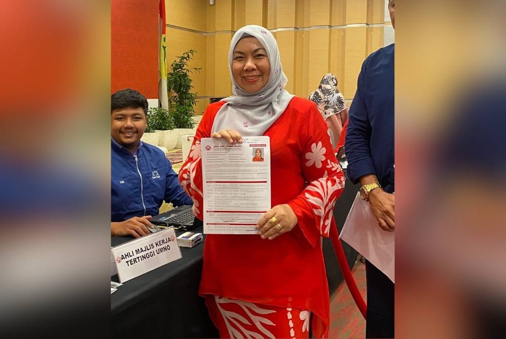 Shahaniza menyerahkan borang pencalonan untuk bertanding jawatan MKT UMNO di Ibu Pejabat UMNO di PWTC pada Isnin.