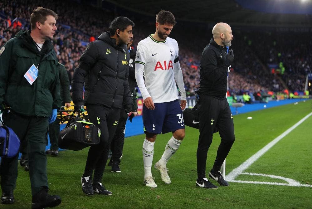 Bentancur (dua dari kanan) selepas mengalami kecederaan semasa aksi liga Leicester City dan Tottenham Hotspur di Stadium King Power, Leicester. - Foto AFP