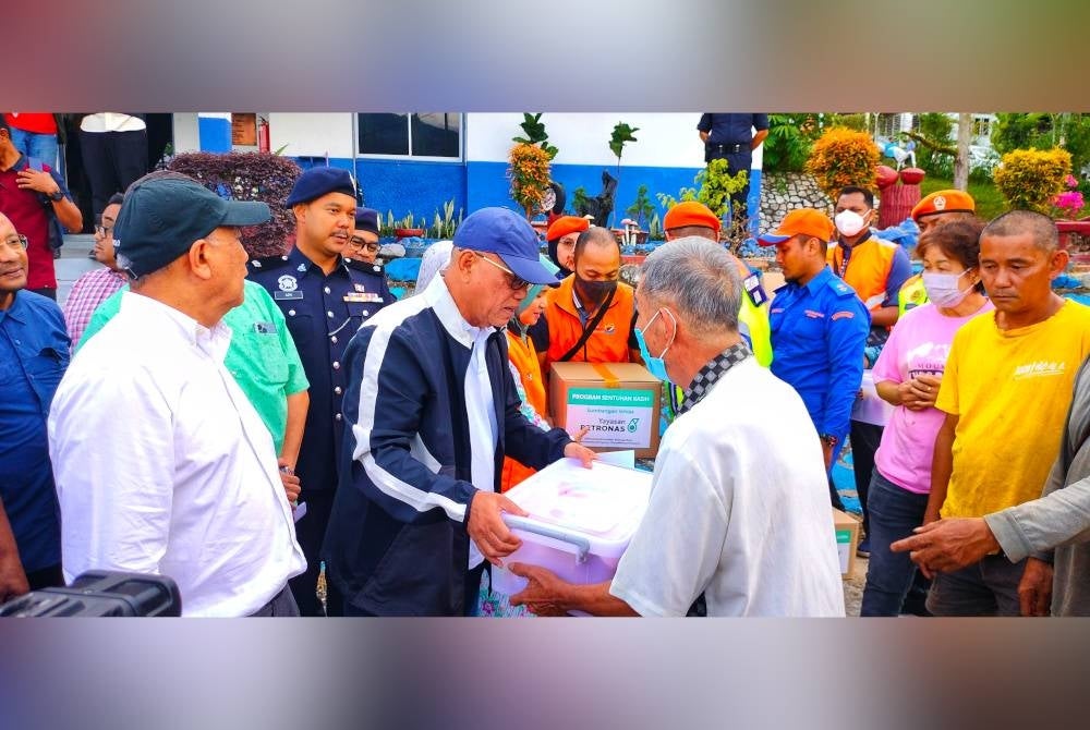 Wan Rosdy menyampaikan bantuan kepada mangsa banjir lumpur di Kampung Bukit Tinggi.
