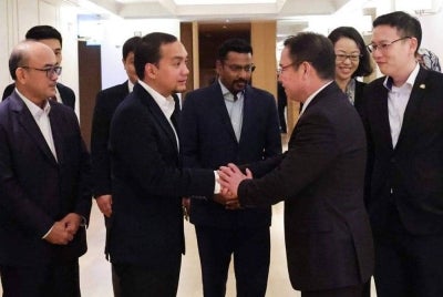 Onn Hafiz (dua dari kiri) mengadakan pertemuan dengan pelabur dari Singapura ketika mengadakan lawatan rasmi ke republik itu baru-baru ini.