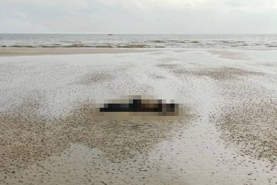 Mayat lelaki lengkap berpakaian ditemui terdampar di Pantai Lagenda, pada pagi Isnin. - Foto JBPM Pahang