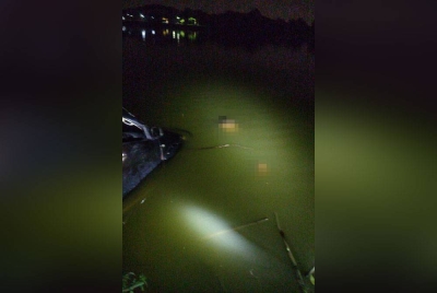 Mayat mangsa ditemukan terapung di tasik belakang Masjid Haji Fisabilillah, Cyberjaya, di sini, pada Sabtu.