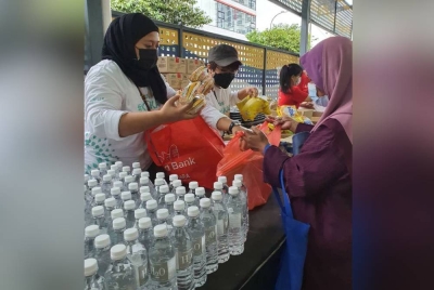 Lotus’s Malaysia mengagihkan sumbangan barangan kepada orang ramai.