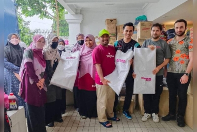 Bazlan (empat dari kanan) menyerahkan sumbangan kelengkapan menguruskan jenazah kepada wakil pihak Yunus Emre Institute di Ampang.