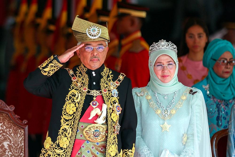 Al-Sultan Abdullah berkenan berangkat merasmikan istiadat pembukaan Mesyuarat Pertama Penggal Kedua Parlimen ke-15 di Parlimen pada Isnin. - Foto Bernama