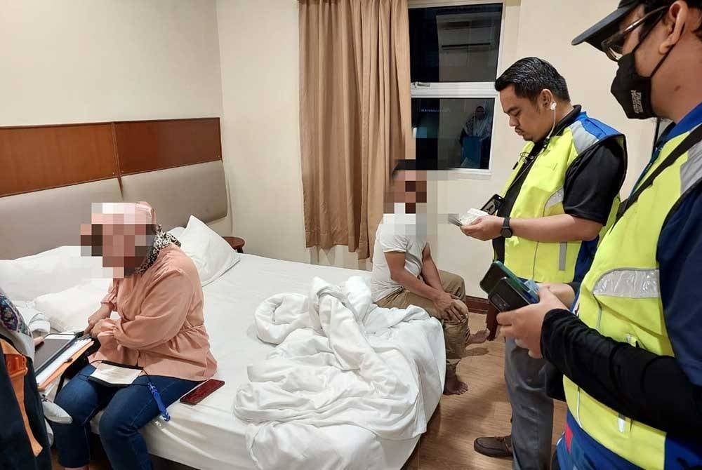 Lelaki warga Bangladesh ditangkap berkhalwat dengan kekasihnya warga Indonesia di sebuah hotel di Melaka Raya, Banda Hilir di sini, awal pagi Selasa.