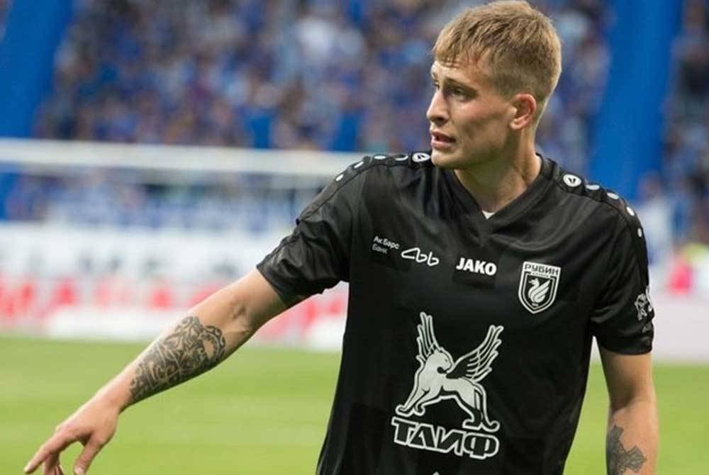 Danchenko rebah ketika menjalani latihan bersama Zorya Luhansk di Turkiye. - Foto Agensi