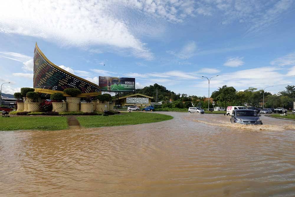 Bulatan Siga Penampang turut ditenggelami banjir berikutan hujan lebat berlaku di daerah Penapang dan beberapa kawasan di Sabah sejak kelmarin.
