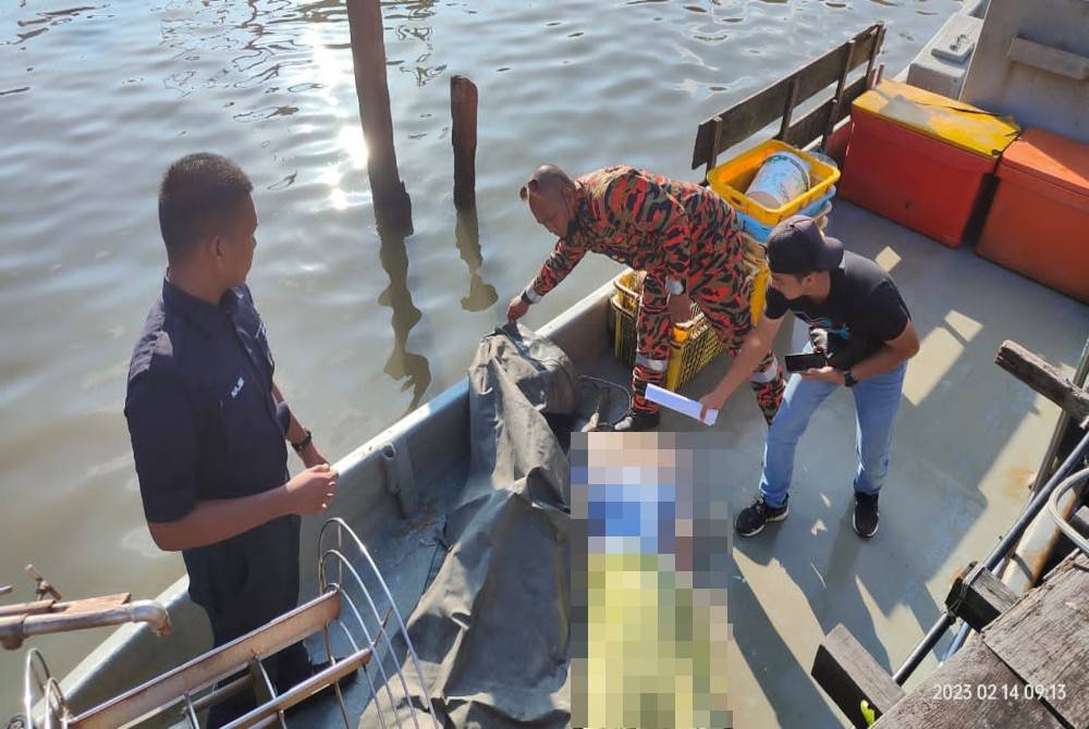 Mayat mangsa jatuh laut yang ditemukan nelayan tempatan di bawa ke daratan untuk tindakan lanjut. - Foto ihsan Bomba Perak