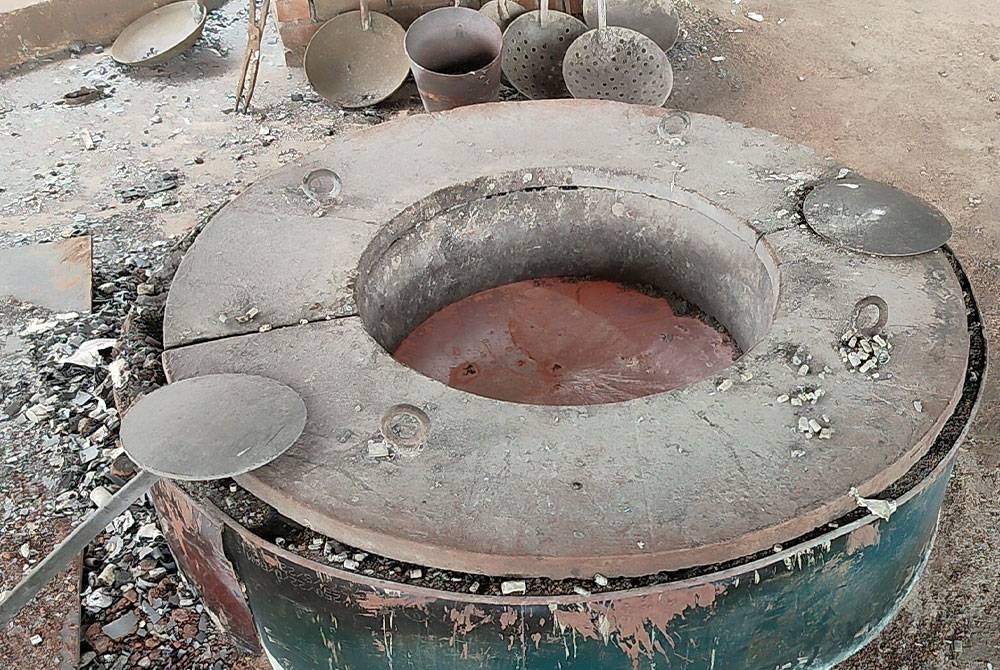 Relau berisi aluminium cair yang ditinggalkan pekerja.