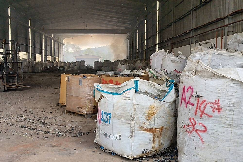 Beg berisi e-waste yang ditemui diletakkan dihadapan kilang menunggu untuk diproses