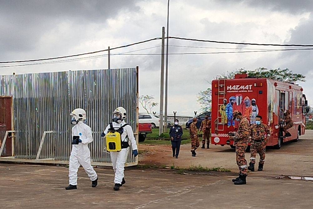 Pasukan Hazmat digunakan bagi mengesan tahap bahaya pencemaran di kilang haram berkenaan.