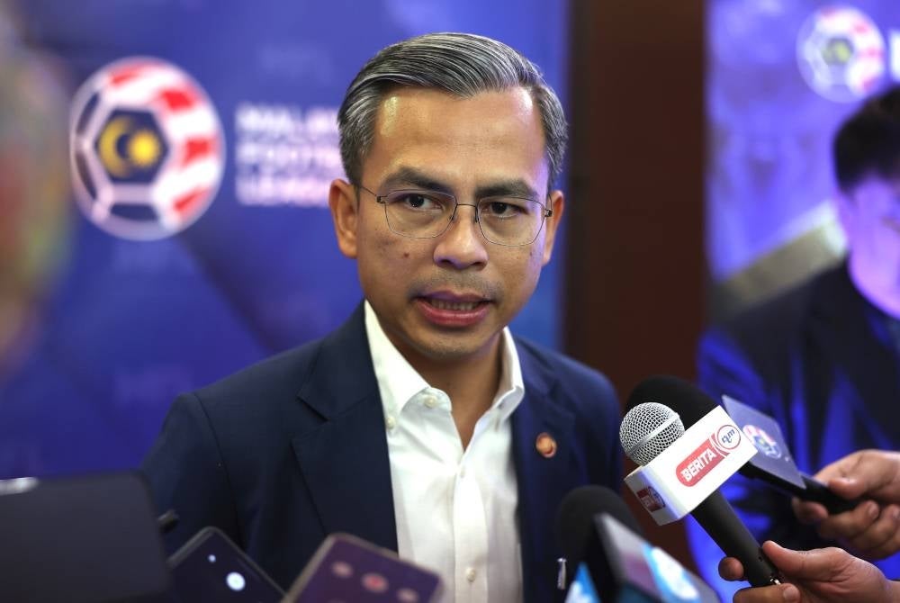Menteri Komunikasi dan Digital Fahmi Fadzil pada sidang media selepas menyempurnakan Majlis Pelancaran RTM sebagai rakan penyiar Liga Malaysia 2023 di Wisma TV. - Foto Bernama.