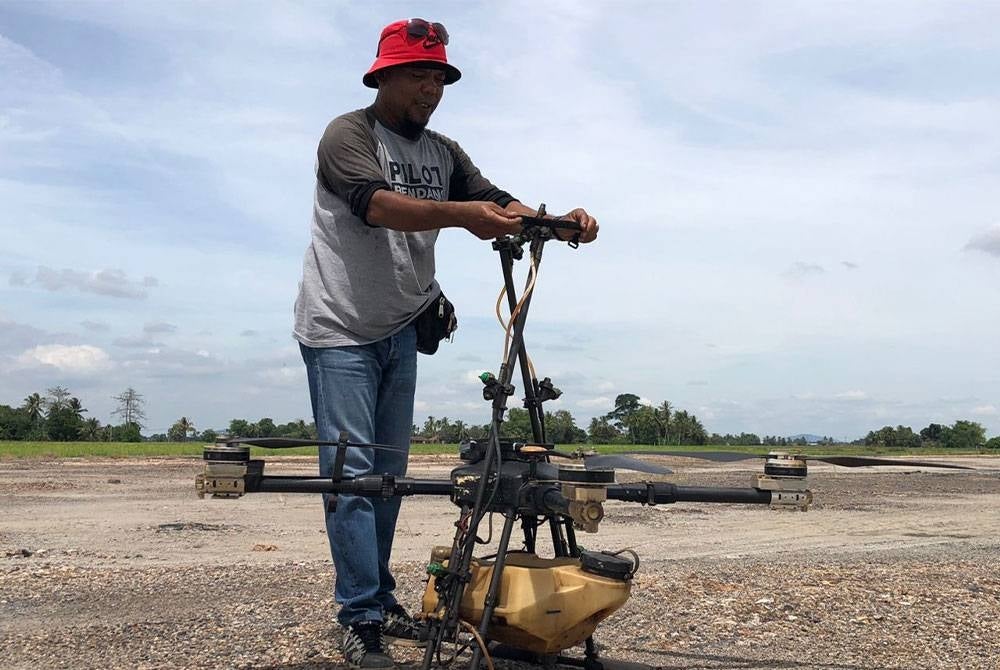 Mohd Fauzi Mat Isa, menggunakan modal wang simpanan sebanyak RM27,000 untuk membeli drone jenis ‘Custom’ sejak tiga tahun lalu bagi membantu memudahkan kerja menabur racun di kawasan sawahnya.