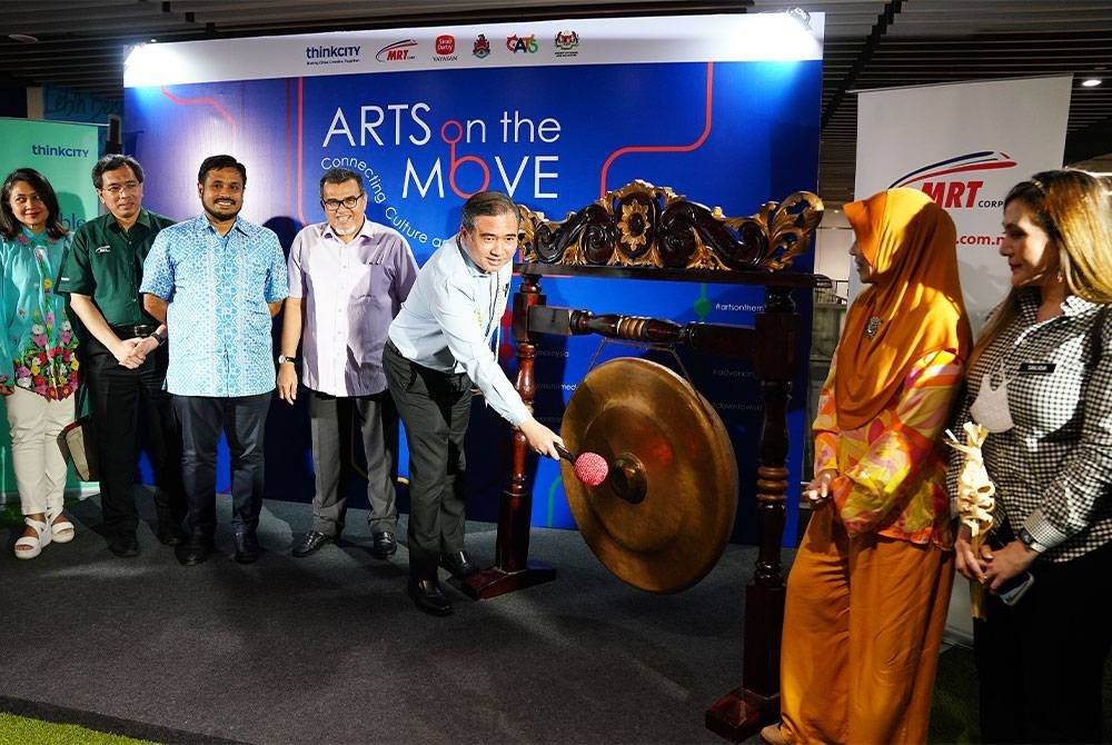 Anthony Loke melancarkan Arts On The Move yang diadakan di MRT Pasar Seni pada Selasa. - Foto: ROSLI TALIB