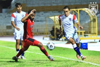 Bintang muda JDT, Umar Hakeem Suhar Rezwan (kanan) antara pemain yang dipanggil menyertai kem latihan pusat skuad B-23 negara.