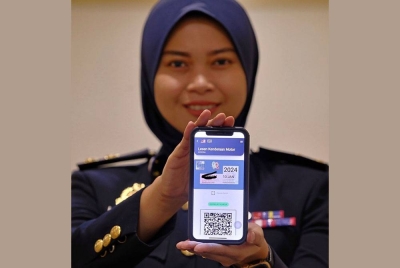 Pegawai JPJ, Nor Hayati Zainudin menunjukkan aplikasi MyJPJ yang diperkenalkan sebagai Inisiatif Pendigitalan Perkhidmatan Teras JPJ di Kementerian Kewangan pada Jumaat. - Foto Bernama