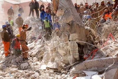 Pasukan MAS-10 di bawah Agensi Pengurusan Bencana Negara (NADMA) terdiri daripada Pasukan SMART, Jabatan Bomba dan Penyelamat Malaysia dan Angkatan Pertahanan Awam Malaysia bersama pasukan bantuan tempatan melakukan operasi mencari dan menyelamat akibat gempa di Nurdagi. - Foto Bernama