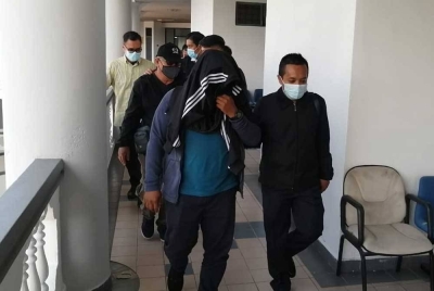 Che Fadzlie Izwan (depan) dan Mohd.Rafi (belakang) ketika dibawa keluar dari Mahkamah Seksyen di sini, pada Selasa.