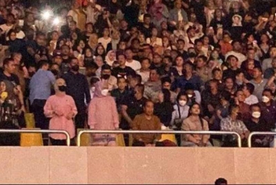 Jokowi dan isteri, Iriana hadir menyaksikan konsert Dewa 19 di Medan, Indonesia. - Agensi