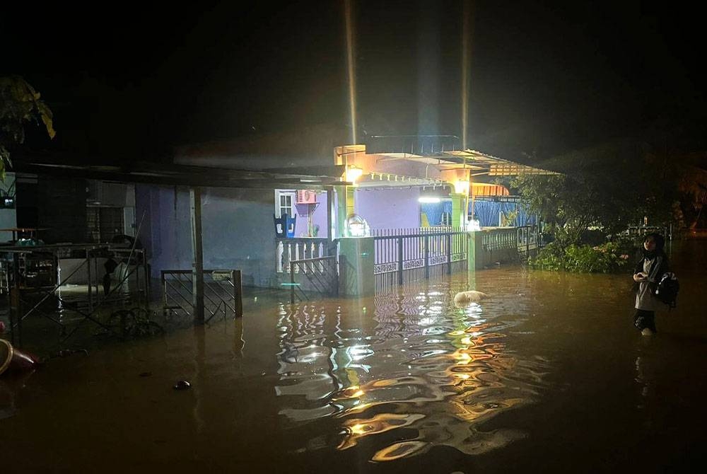 Keadaan banjir kilat di Taman Permai Slim. - Foto Bomba Perak
