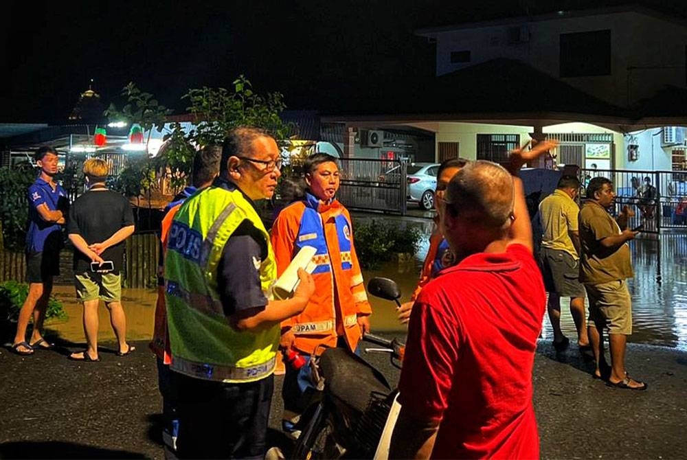 Banjir kilat yang melanda di beberapa lokasi di Bera. - Foto APM