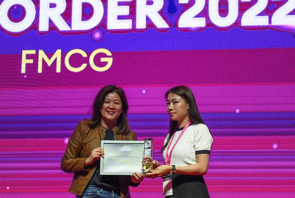 Vicky (kanan) dari Veonco menerima Anugerah Pesanan Terbaik FMCG pada Majlis Anugerah Sellerbration 2022 di KLCC pada Selasa.- FOTO SINAR HARIAN/RAFEQ REDZUAN