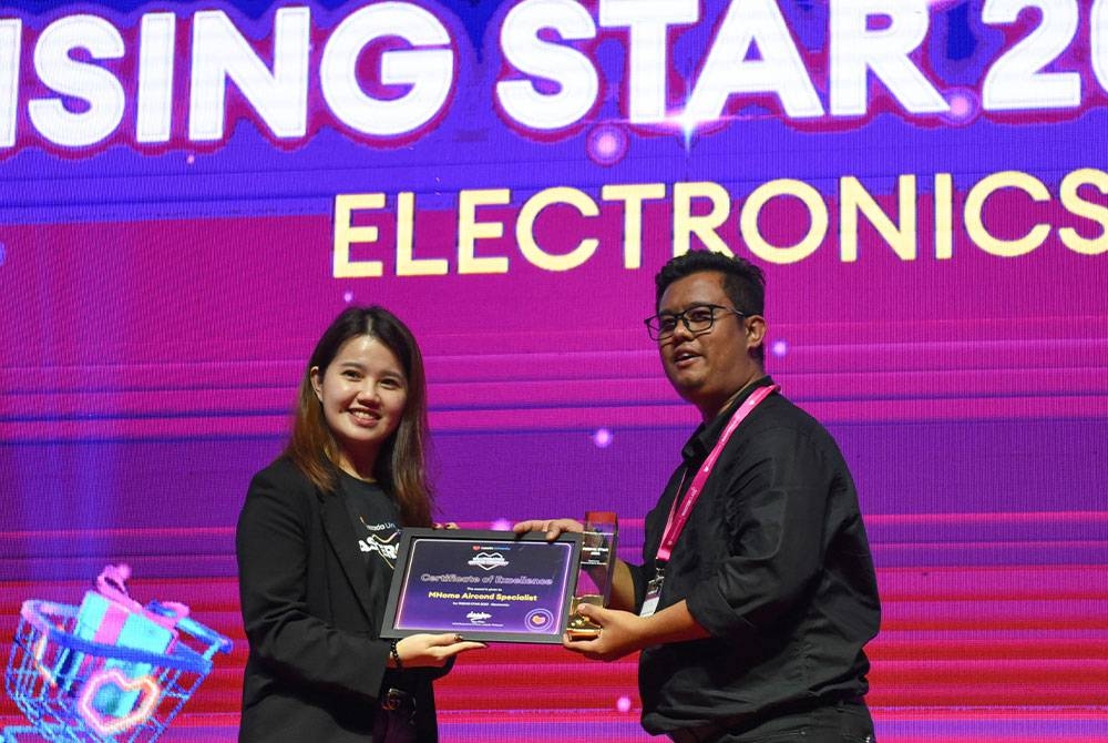 Firdaus (kanan) mewakili Mhome Aircond Specialist menerima Anugerah Bintang Menyinar bagi kategori elektronik disampaikan oleh wakil Lazada, Chloe Kong. - FOTO SINAR HARIAN/RAFEQ REDZUAN