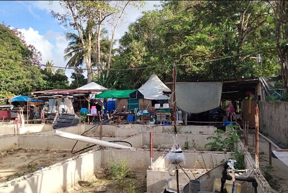 Tapak binaan rumah yang tergendala kerana dana tidak mencukupi.