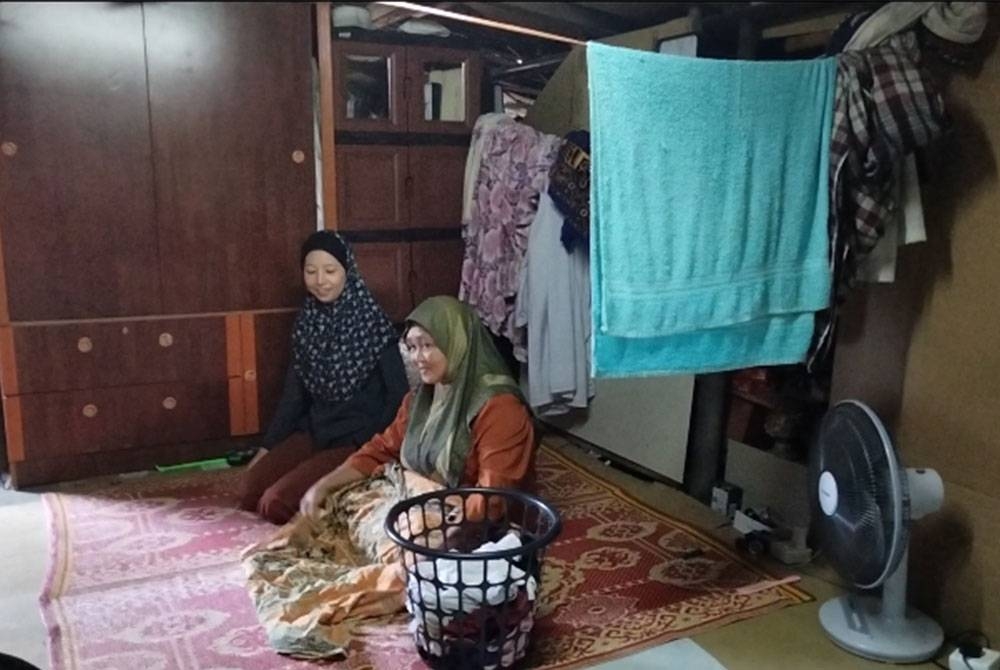 Keadaan dalam pondok Noriza.