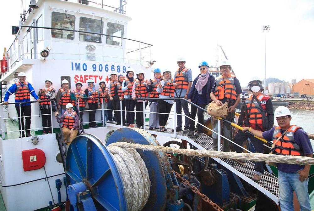 Muhtar (kiri) bersama media ketika lawatan ke Pelabuhan Kemaman.