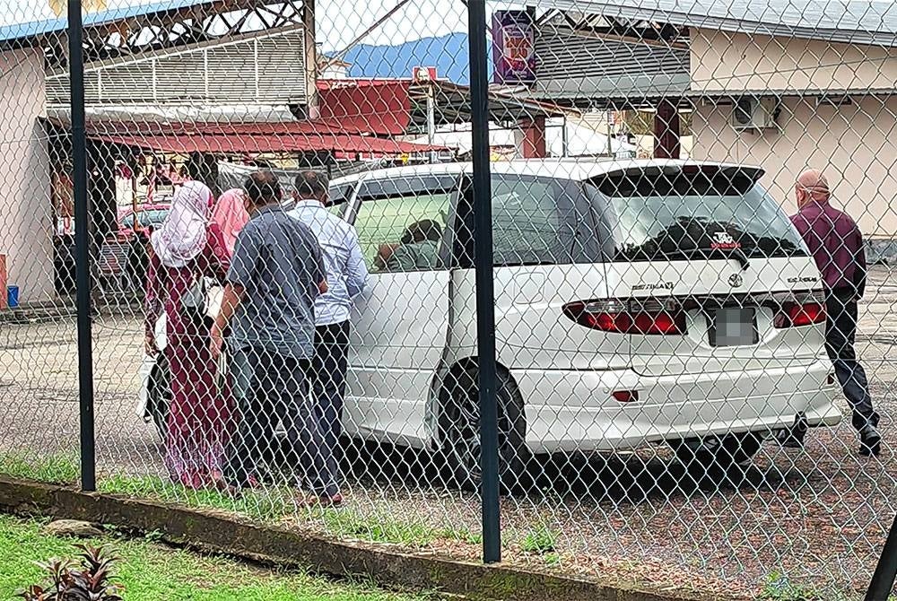 Kesemua tertuduh dilihat keluar menaiki sebuah kereta selepas selesai membayar jaminan