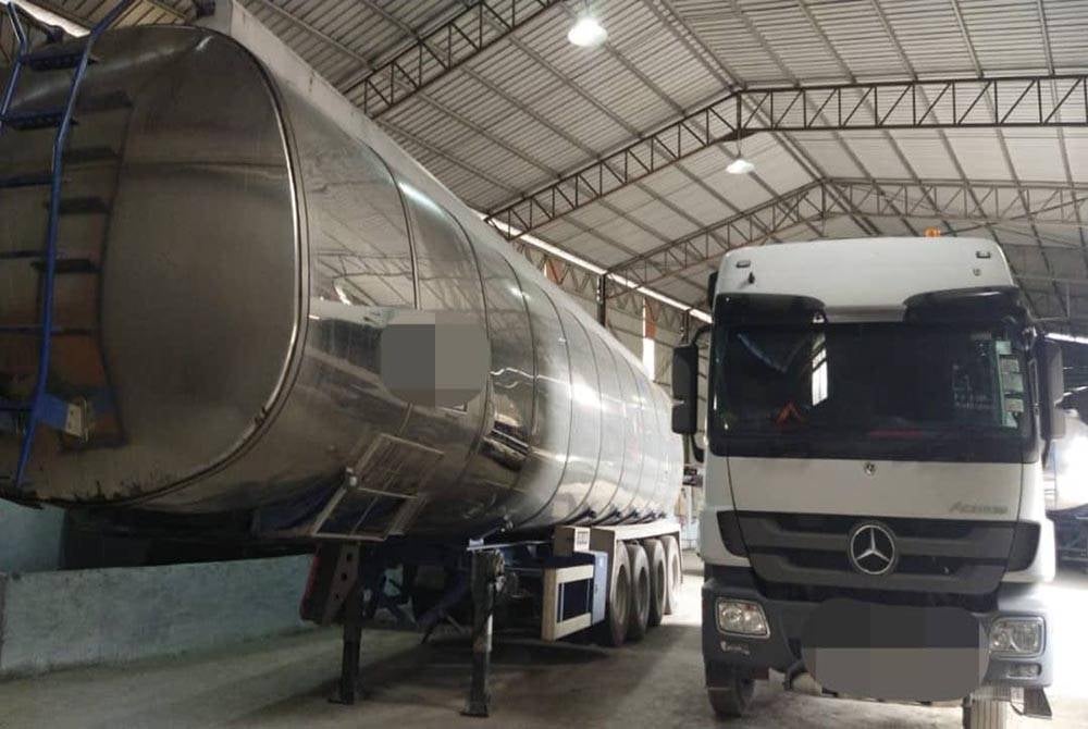 Dua lori tangki yang disita dalam serbuan di sebuah premis di Telok Panglima Garang, pada Selasa.