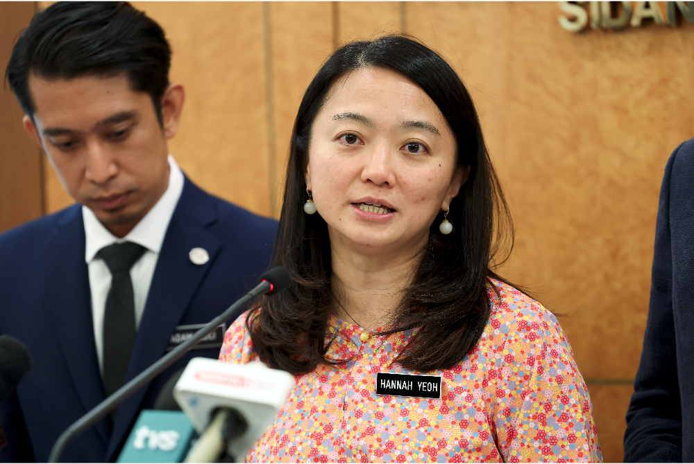 Hannah (kanan) bercakap pada sidang media selepas menghadiri Mesyuarat Pertama Penggal Kedua Majlis Parlimen ke-15 Dewan Rakyat di Bangunan Parlimen hari ini. - Foto Bernama